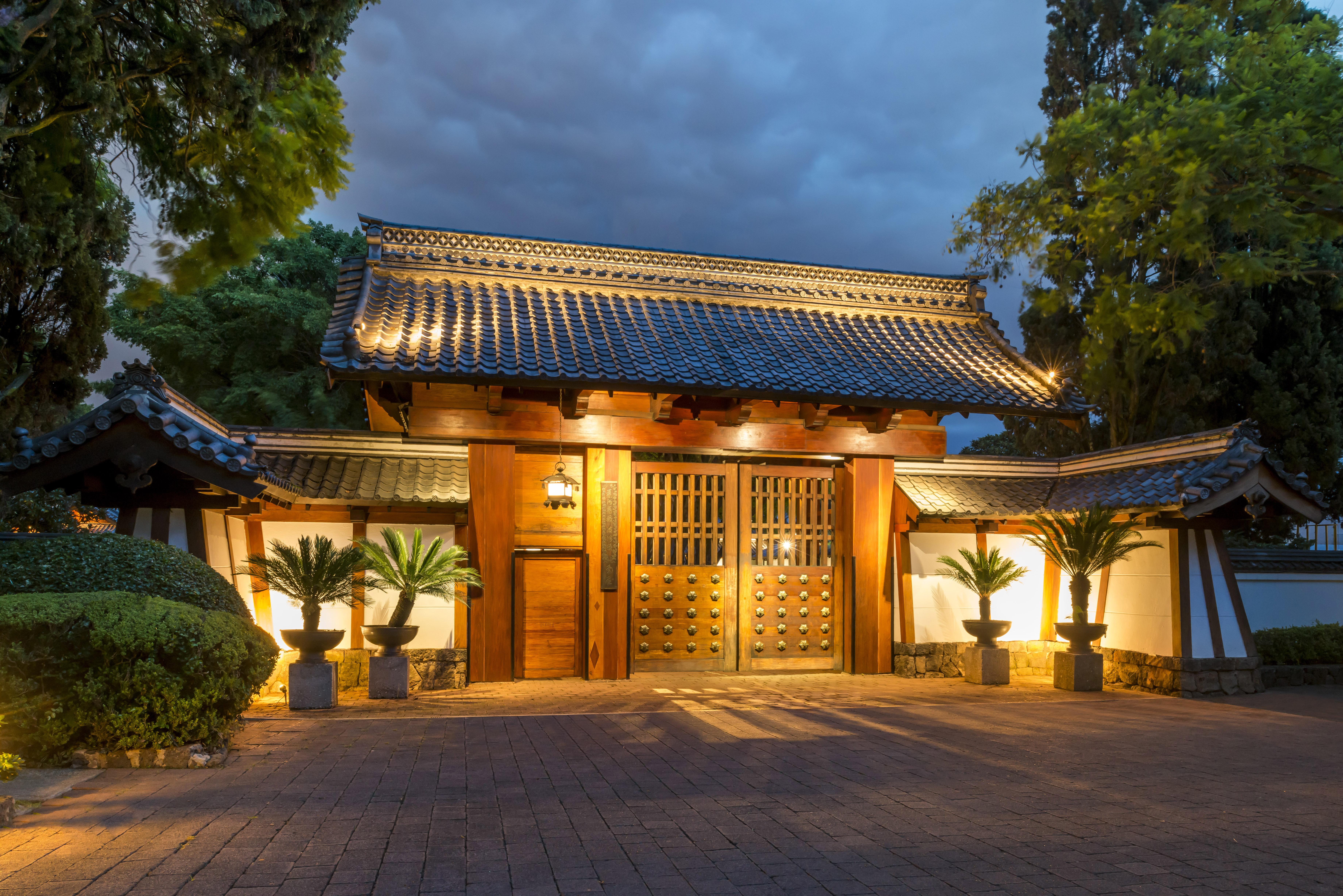 Grand Fiesta Americana Sumiya Cuernavaca Exterior photo The gate of the Japanese house