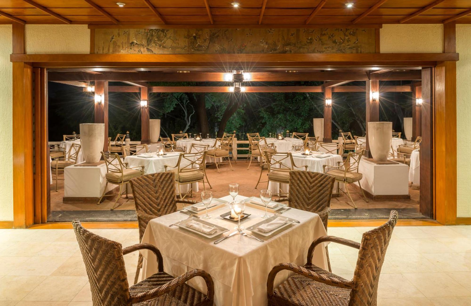 Grand Fiesta Americana Sumiya Cuernavaca Exterior photo The restaurant at the resort